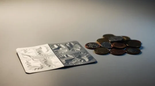 Illustration symbolique d'un médicament partiellement remboursé, entre soin et reste à charge