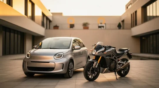Voiture et moto garées côte à côte au coucher du soleil, symbole d'une double assurance